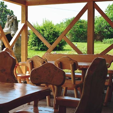 Matko Airport Es Elmenykoezpont Bed & Breakfast Dış mekan fotoğraf