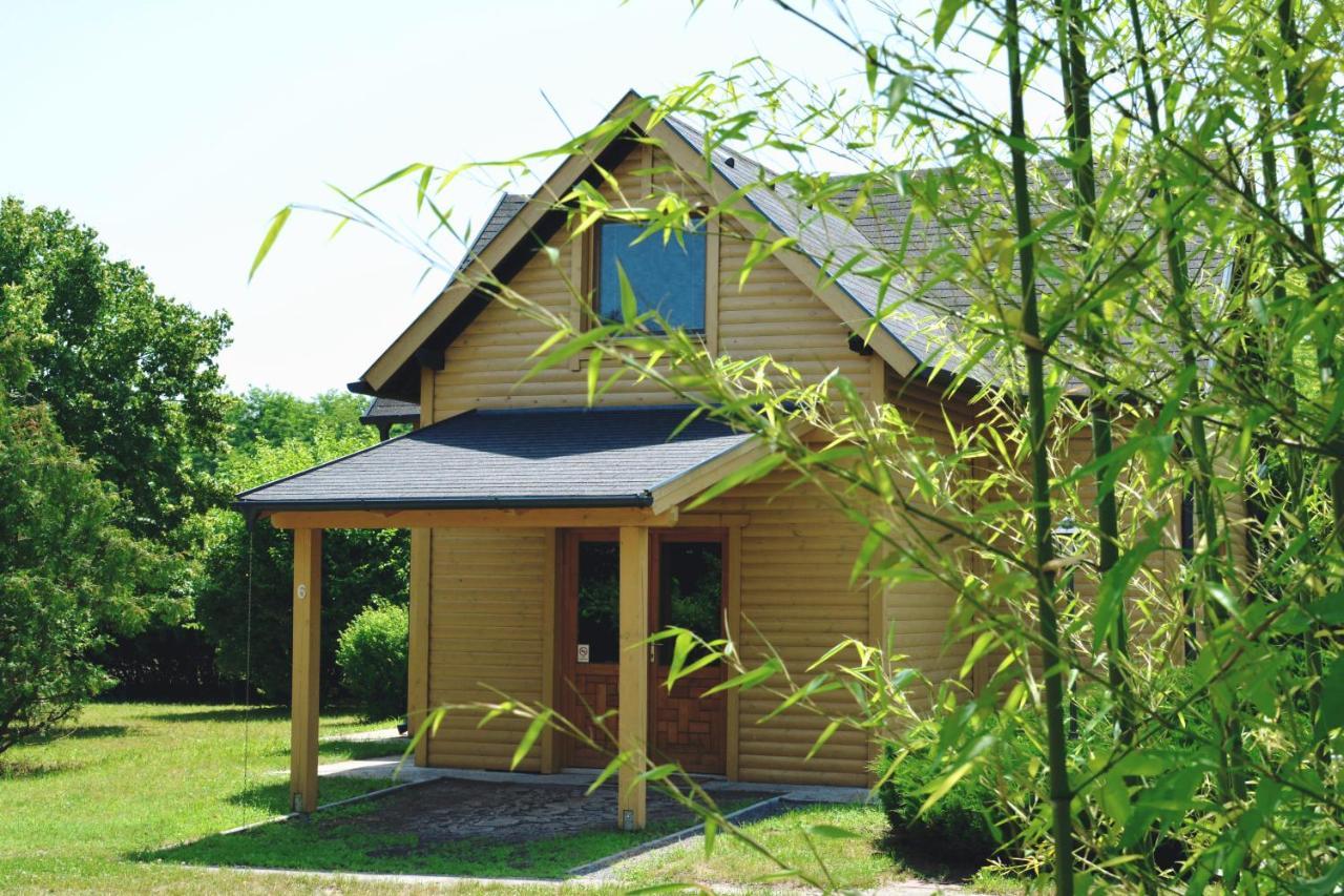 Matko Airport Es Elmenykoezpont Bed & Breakfast Dış mekan fotoğraf