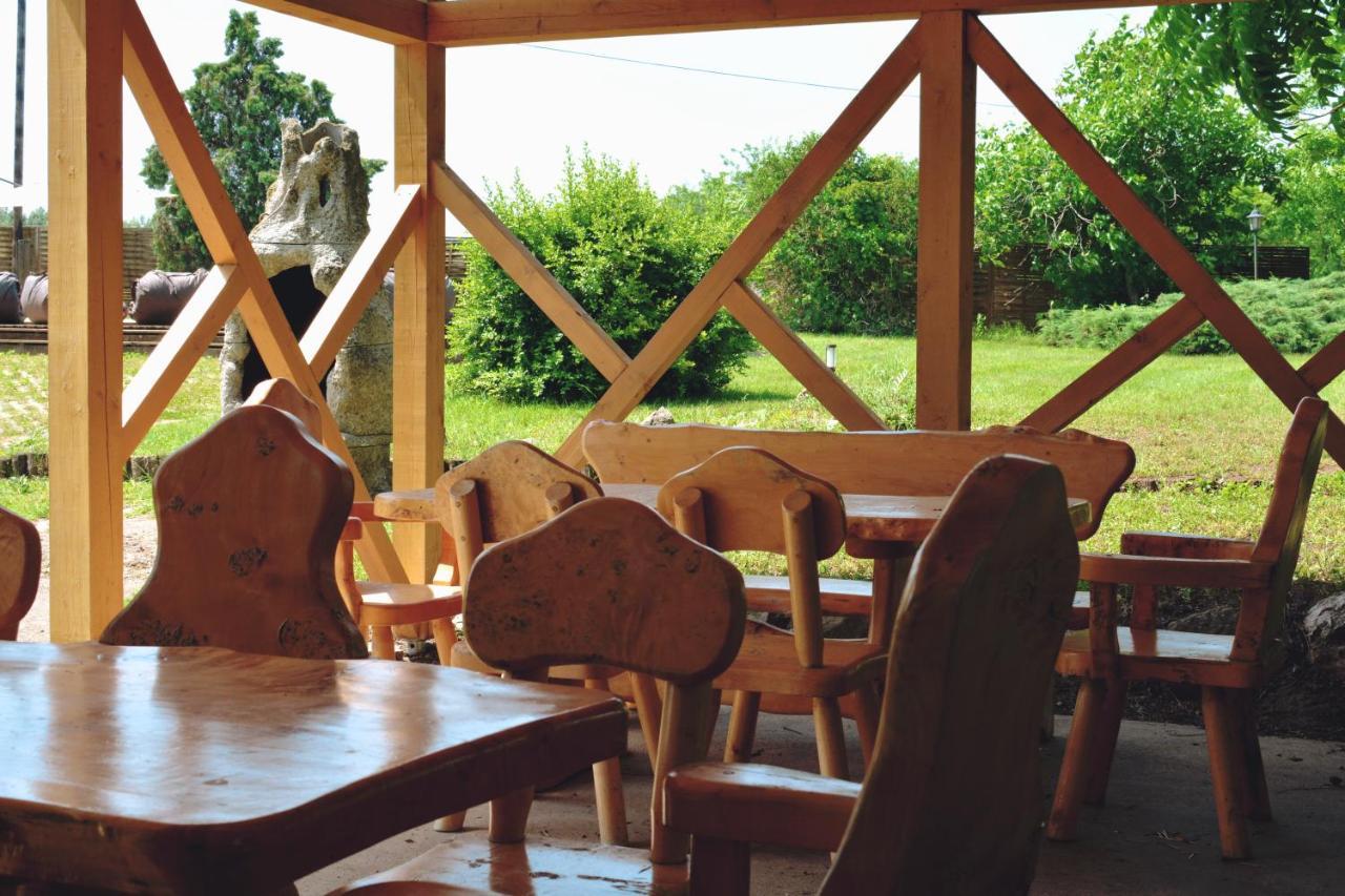 Matko Airport Es Elmenykoezpont Bed & Breakfast Dış mekan fotoğraf