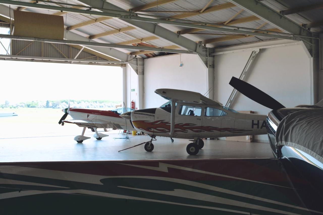 Matko Airport Es Elmenykoezpont Bed & Breakfast Dış mekan fotoğraf