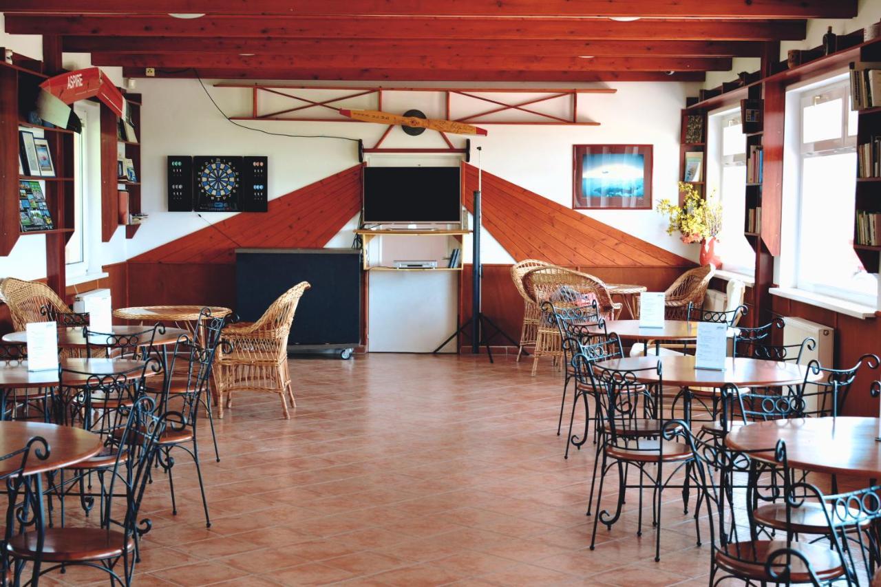 Matko Airport Es Elmenykoezpont Bed & Breakfast Dış mekan fotoğraf