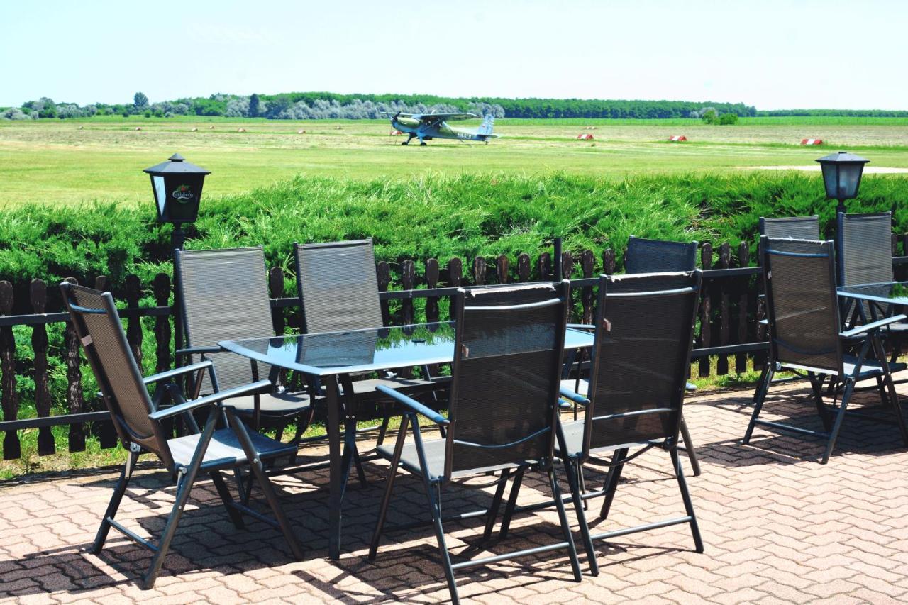 Matko Airport Es Elmenykoezpont Bed & Breakfast Dış mekan fotoğraf